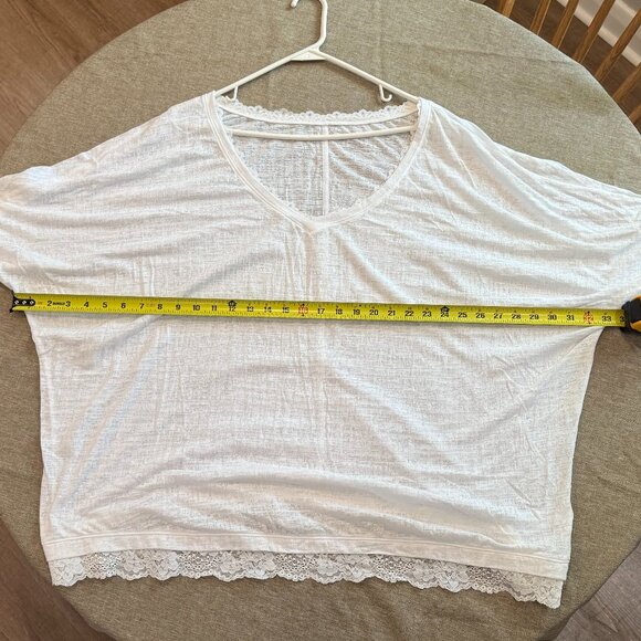 Size 26/28 Lane Bryant Bright White T-Shirt with Lace - Picture 3 of 4
